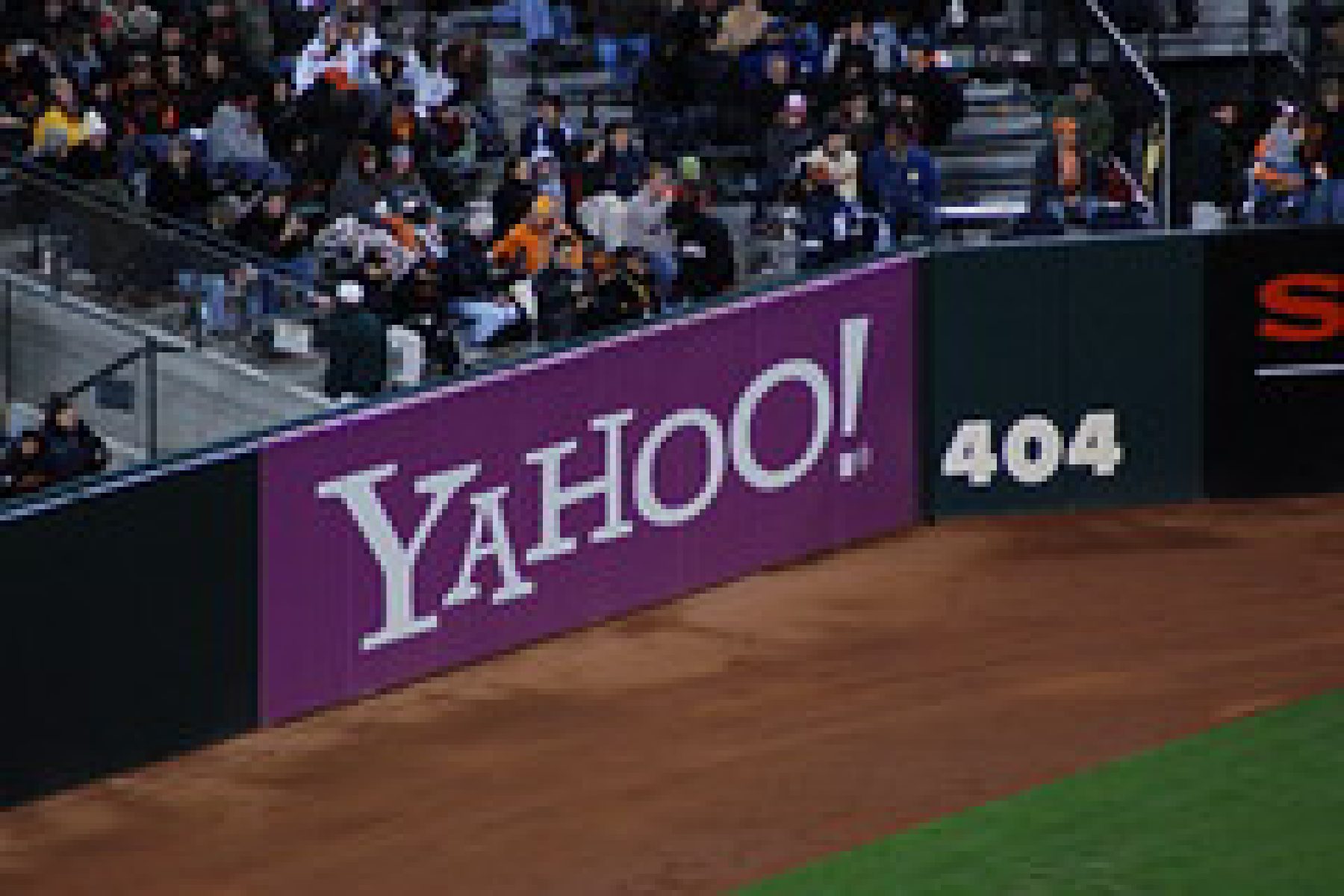 A Yahoo advertisement placed beside a 404 error